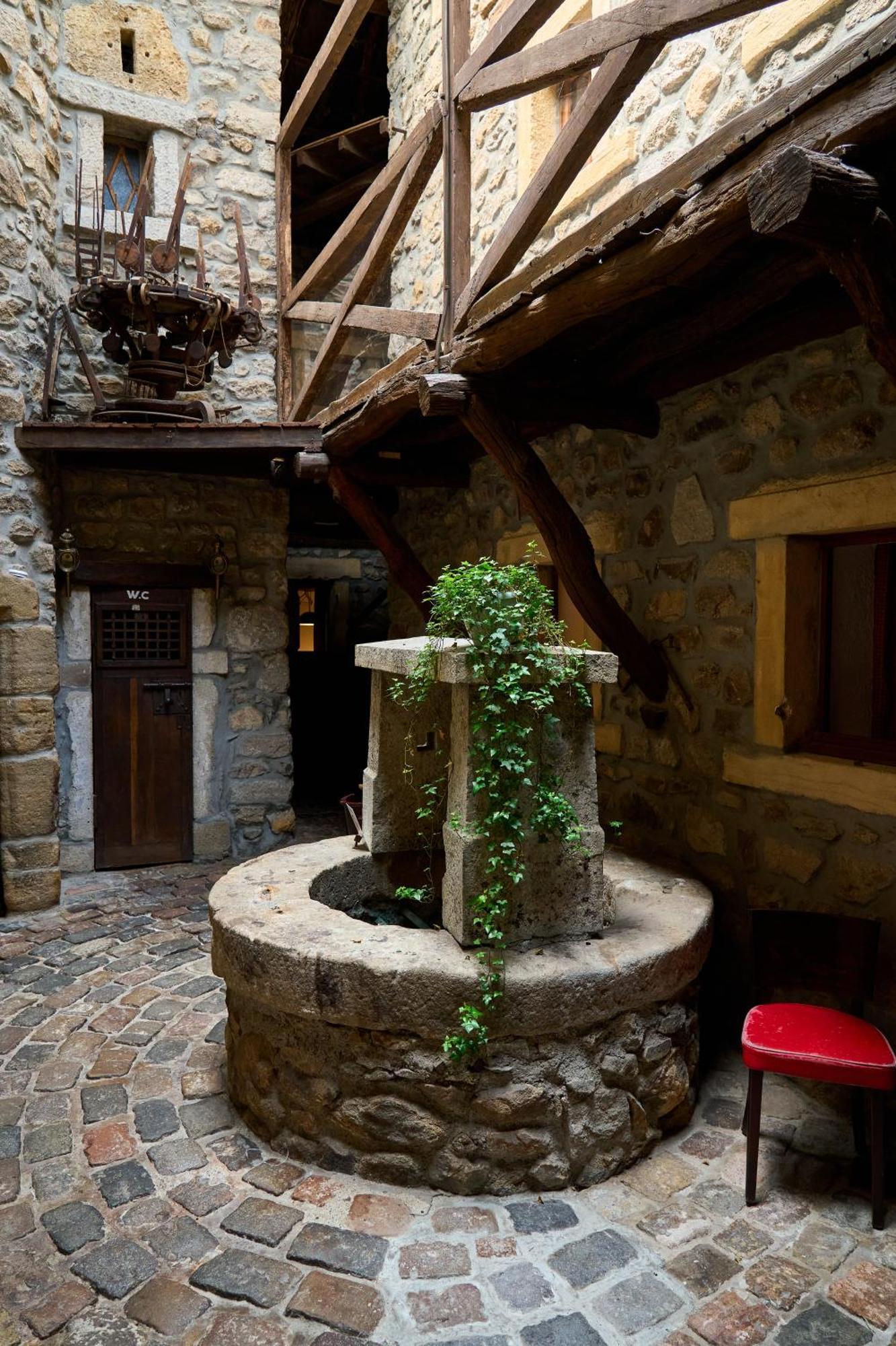 Aux Prisons De Montagny